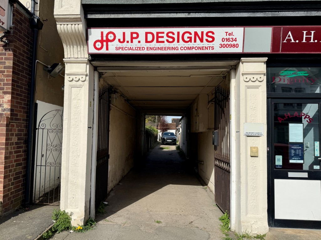 Lot: 75 - FREEHOLD SITE WITH WORKSHOP, OFFICE, HARDSTANDING AND PARKING - Access to site